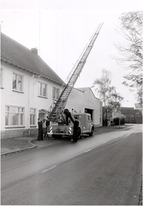 106523 Torenstraat. De brandweerkazerne (later Gaviolizaal) met ladderwagen, 10-1984