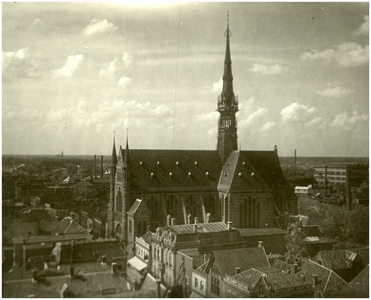 106678 Veestraat, gezien vanaf de toren van de kerk Sint Lambertus. In het midden de kerk Heilig Hart, 1935 - 1945