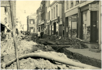 106679 Veestraat, gezien vanuit de richting 'Kanaaldijk' in de richting 'Markt' tijdens rioleringswerkzaamheden, 1941