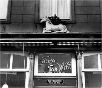 106701 Veestraat 24. Eenhoorn boven de ingang van de winkel van F.D.J. van Will, voorheen W. van Brussel en Zn De Louw. ...