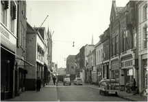 106708 Veestraat, gezien vanuit de richting 'Kanaaldijk' in de richting Markt. Voor Van Oorschot Mode rechts ligt de ...