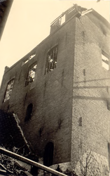 106723 Veestraat. Brandschade in de markiezenfabriek van C. van Beek. Deze fabriek lag achter de huizen van de ...