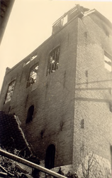 106725 Veestraat. Brandschade in de markiezenfabriek van C. van Beek. Deze fabriek lag achter de huizen van de ...