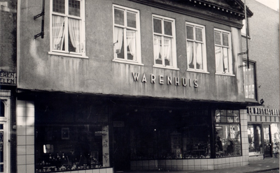106733 Veestraat 57-59. Het warenhuis van Janus Nooijen met rechts daarvan reisbureau Ruijs en Co, 1960