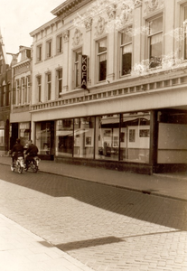 106742 Veestraat 17, gezien in de richting 'Markt'. Warenhuis Kofa Van Hout. Op deze locatie is later het nieuwe ...