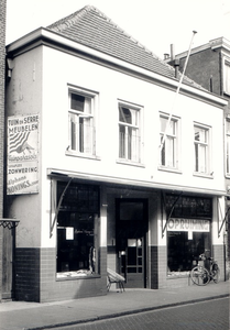 106747 Veestraat 38. Winkel voor woninginrichting van Alphons Konings voor de verbouwing, 1963
