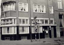 106748 Veestraat 46 / hoek Havenweg, gezien vanuit de richting 'Kasteellaan'. Lunchroom De Brug van P. van de Vliert ...