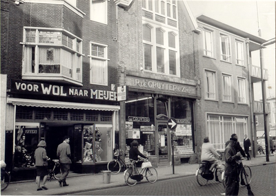 106757 Veestraat. Van links naar rechts wolwinkel Meijer; winkel P. de Gruijter en Zn.; kantoor Centraal Ziekenfonds op ...