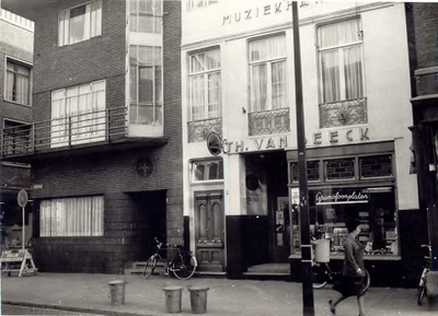 106758 Veestraat. Van links naar rechts Kamstraat; dokter Vingerhoets; muziekwinkel Th. van Beeck; deel van winkel ...