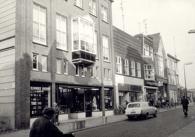 106767 Veestraat, gezien vanuit de richting 'Oude Aa' in de richting Markt. Van links naar rechts: kantoor weekblad De ...