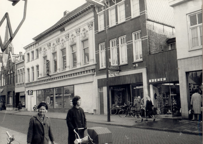 106775 Veestraat, gezien in de richting 'Markt'. Van links naar rechts: een deel van schoenenzaak Dijckmans; woonhuis ...