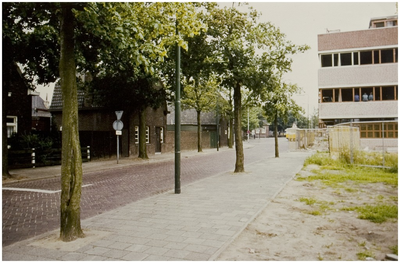 106864 Verlengde Tiendstraat, gezien in de richting Stationsplein. Rechts nieuwbouw van het Gemeenschappelijk ...