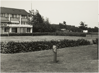 106869 Johannes Vermeerlaan. Maisonnettes met plantsoen, gezien vanuit de richting 'Nieuwe Aa', 1980