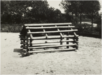 106871 Johannes Vermeerlaan. Plantsoen met speeltuintoestellen, 1980