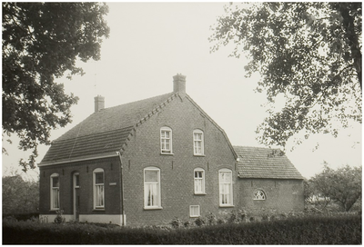 106884 Vlierdensedijk 3, gezien vanuit de richting 'Geremtseweg'. Voor- en zijgevel boerderij gezusters van Duijnhoven. ...