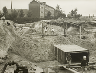 106915 Vondellaan. Werkzaamheden i.v.m. de aanleg van riolering. Links het broederklooster aan de Ruusbroeclaan, 1969