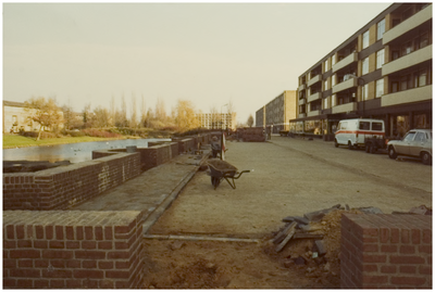 106927 Vondellaan, gezien vanuit de richting 'Nachtegaallaan'. Reconstructie van de weg voor het winkelcentrum, 12-1981