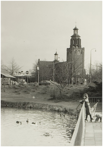 106932 Vondellaan, Wethouder Ebbenlaan, gezien vanaf de Nachtegaallaan. Op de voorgrond het deel van de vijver aan de ...