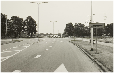 106962 Kruising Vossenbeemd (voorgrond), Varenschut (rechts) en Oostdijk (links). Op de achtergrond de brug over de ...