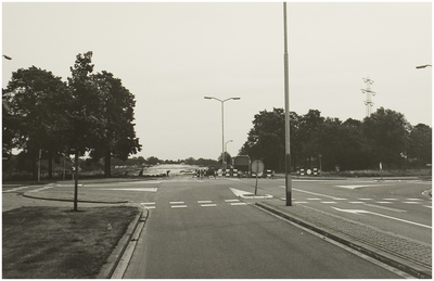 106963 Kruising Vossenbeemd (voorgrond), Varenschut (rechts) en Oostdijk (links). Op de achtergrond de brug over de ...