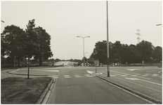 106963 Kruising Vossenbeemd (voorgrond), Varenschut (rechts) en Oostdijk (links). Op de achtergrond de brug over de ...