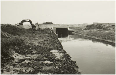 106964 Vossenbeemd. Bouw van een brug over de Nieuwe Aa en omlegging van deze rivier, 11-09-1984
