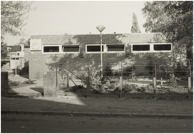 106971 Valkstraat 12. Voormalige kleuterschool de Vogelaer. In gebruik als sportschool Van de Pol, 30-10-1986