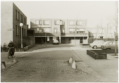 106991 De Waart, gezien in de richting Torenstraat met rechts een gedeelte van de watertoren, 02-1981