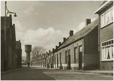 107006 Waardstraat, gezien vanuit de richting Binderseind. Op de achtergrond de watertoren, 1930 - 1940