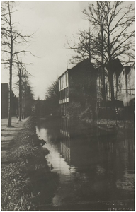 107089 Watermolenwal, gezien in de richting 'Havenweg'. Rechts textielfabriek Ramaer. Daarnaast loopt de in in 1939 ...