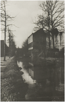 107089 Watermolenwal, gezien in de richting 'Havenweg'. Rechts textielfabriek Ramaer. Daarnaast loopt de in in 1939 ...