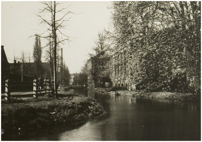 107090 Watermolenwal, gezien in de richting Kanaaldijk N.W. met de Amsterdamsche Bank. In het midden de in 1939 ...