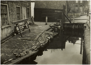 107092 Watermolenwal. Links leerlooierij Frits Stevens. Rechts pastorie parochie Heilig Hart aan de Havenweg, 1925 - 1935