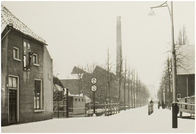 107096 Watermolenwal, gezien vanuit de richting 'Havenweg'. Midden links textielfabriek Ramaer. Op deze plek komen Aa ...