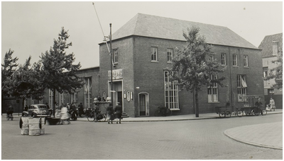 107099 Watermolenwal 16, hoek Marktstraat, gezien vanaf de Ameidestraat. Postkantoor, 1939 - 1944