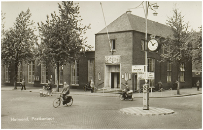 107101 Watermolenwal (links), hoek Marktstraat (rechts). Het in 1941 geopende postkantoor, 1956
