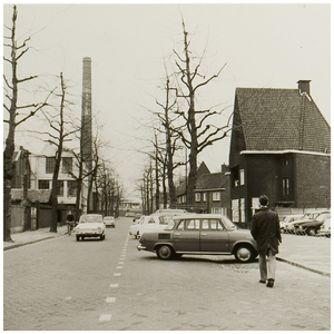 107114 Watermolenwal, gezien vanuit de richting 'Havenweg' in de richting 'postkantoor'. Links de fabriek van Ramaer. ...