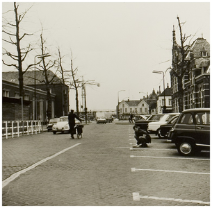 107117 Watermolenwal, gezien in de richting Ameidewal. Links het in 1941 geopende postkantoor. Rechts het oude ...