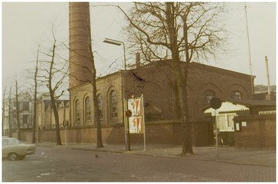 107118 Watermolenwal, gezien in de richting 'Havenweg' Rechts: de in 1972 gesloopte fabriek van Ramaer. Op dezelfde ...