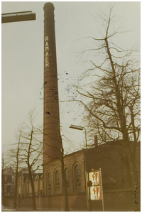 107119 Watermolenwal, gezien in de richting 'Havenweg' Rechts: de in 1972 gesloopte fabriek van Ramaer. Op dezelfde ...