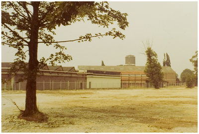 107127 Watermolenwal. Open plek, ontstaan door door sloop in 1972 van de textielfabriek van Ramaer. Links achterzijde ...