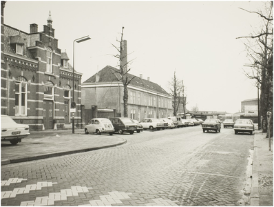 107151 Watermolenwal, gezien vanuit de richting 'Marktstraat' in de richting 'Torenstraat'. Rechts het postkantoor ...