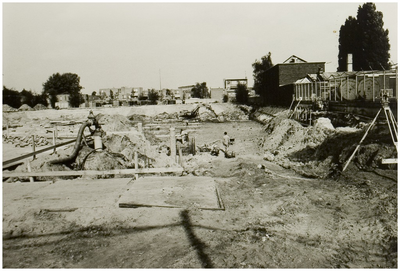 107162 Watermolenwal 14. City-Sporthal in aanbouw. Op de achtergrond nieuwbouw aan de Matthijs Vermeulenstraat, 1980
