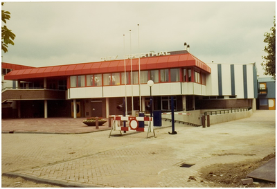 107164 Watermolenwal 14. City-Sporthal kort voor de opening. Parkeergarage en hoofdingang, 06-1982