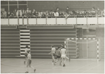 107173 Watermolenwal 14. Interieur City-Sporthal tijdens zaalvoetbalwedstrijd, 10-1984