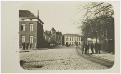 107197 Weg op den Heuvel, gezien vanaf het Stationsplein. In het midden van de foto het kantongerecht aan de 1e ...