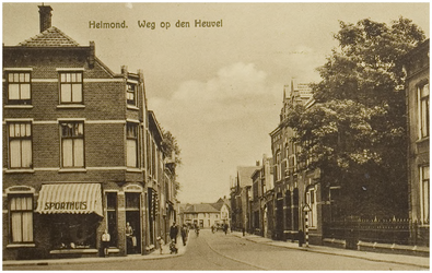 107200 Weg op den Heuvel, gezien vanaf de hoek met de Zuid Koninginnewal in de richting van de '1e Groenstraat'. Links ...