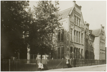 107201 Weg op den Heuvel 38. Ambachtsschool. Links is een deel van de Henricusschool zichtbaar, 1920 - 1930