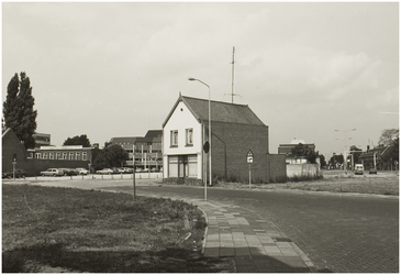 107276 Weg op den Heuvel 26, gezien vanaf de '1e Groenstraat' in de richting 'Beugelsplein' (links) en Oude Landweer ...