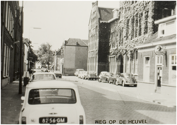 107282 Weg op den Heuvel, gezien in de richting Beugelsplein. Rechts de Ambachtsschool, 1965 - 1975